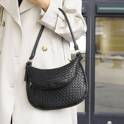 Niche crescent bag