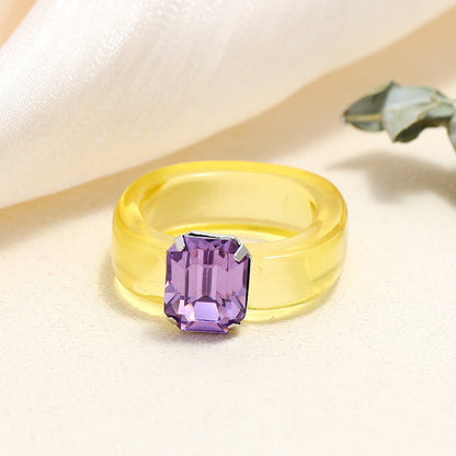 Anillo de resina acrílica con diamantes de colores 