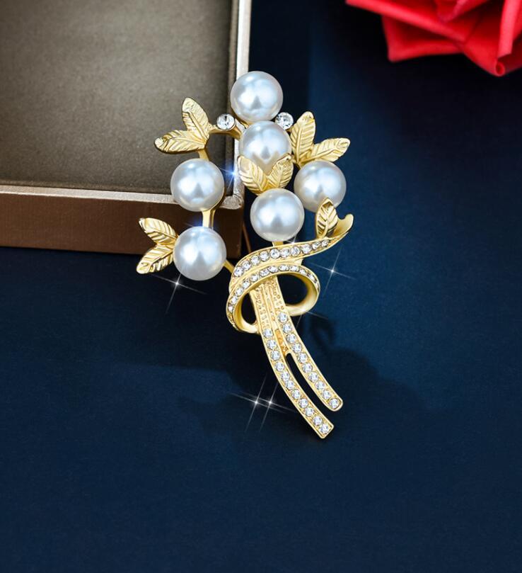 Leaf imitation pearl bouquet brooch