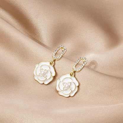 Pendientes de camelia con perlas 