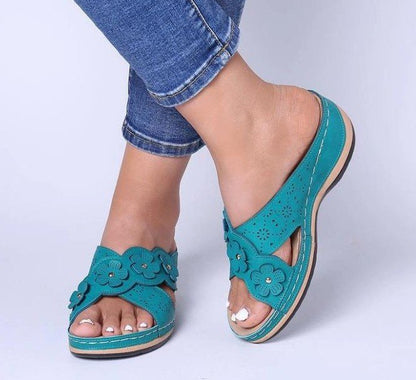 Wedge embroidered slippers