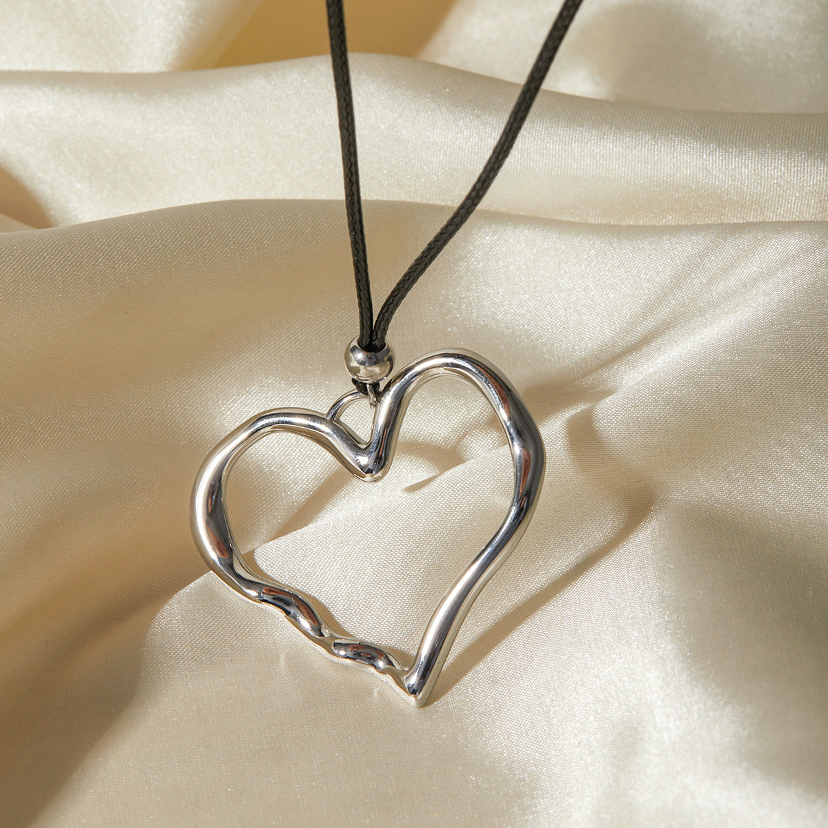 Wax rope pleated line heart pendant necklace