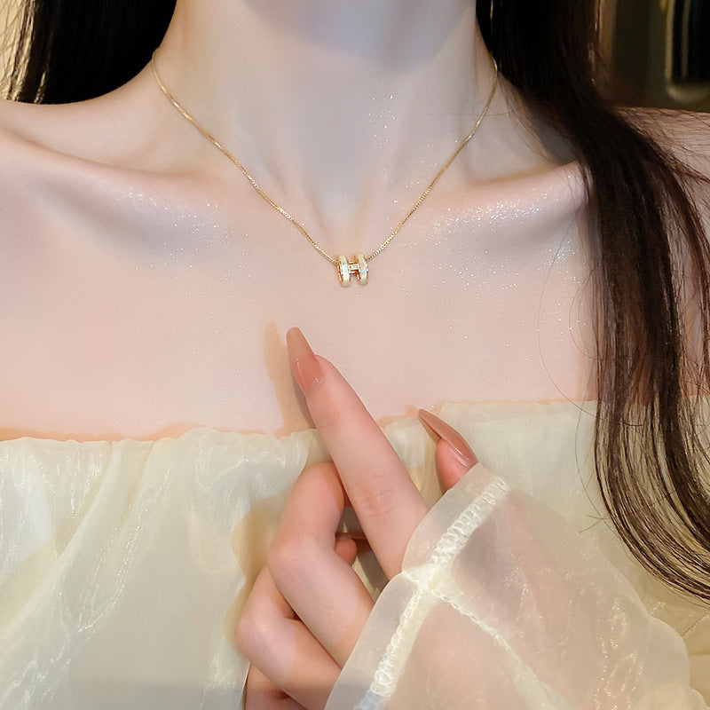 Letter three-dimensional H necklace