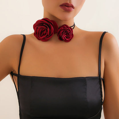 Collar con accesorio de cuello de cena rosa 