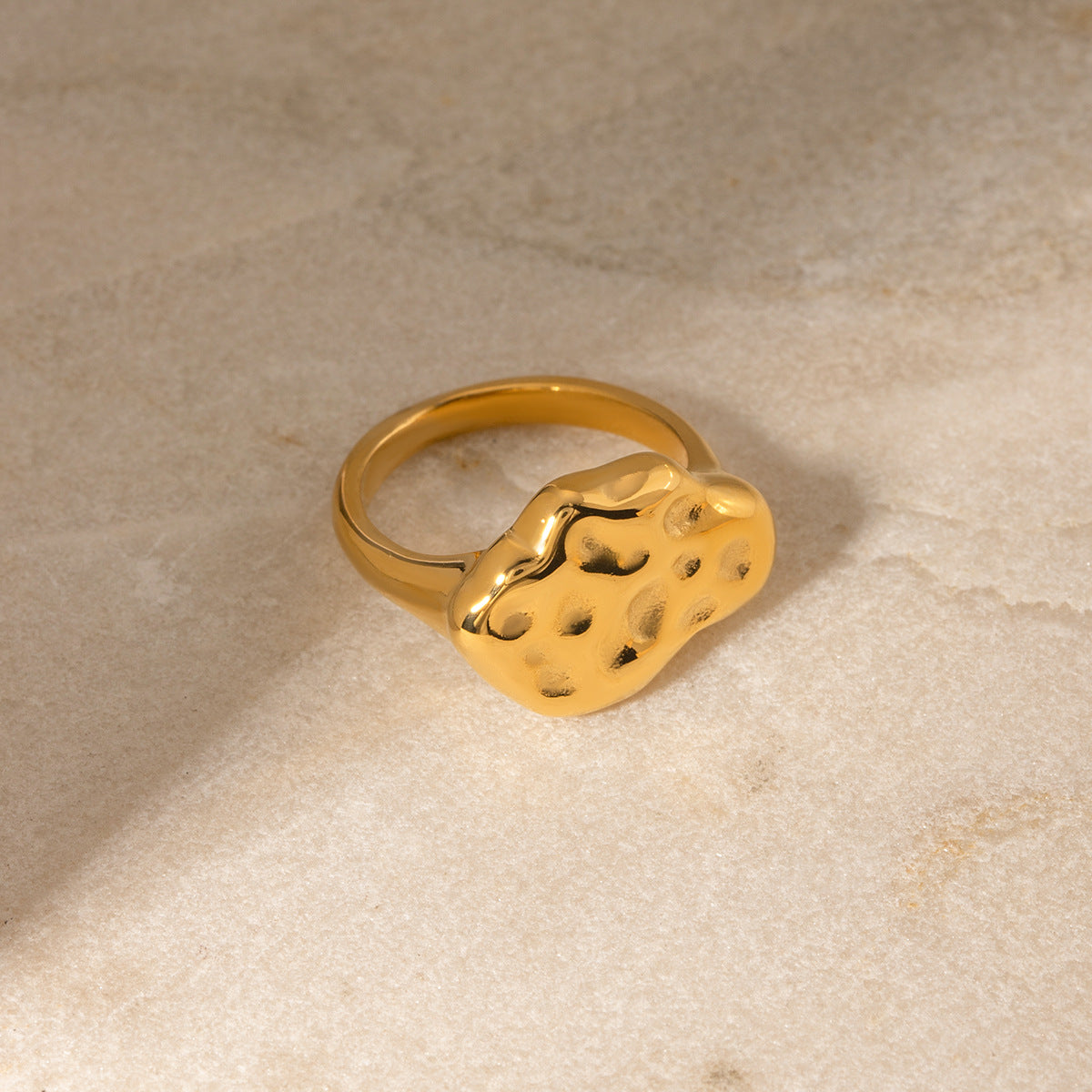 Irregular hammer pattern asymmetric ring