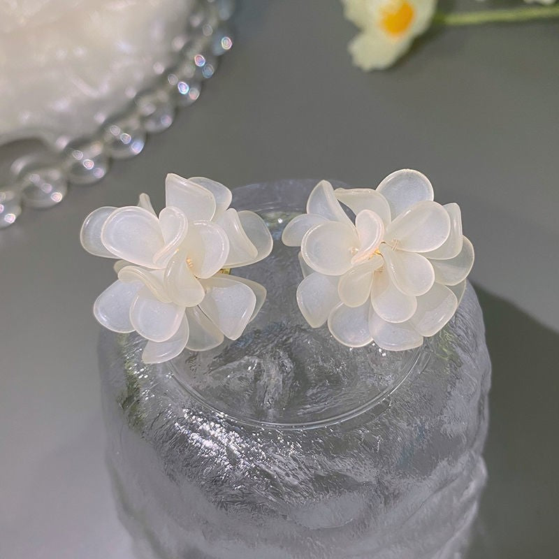 Sweet temperament flower stud earrings