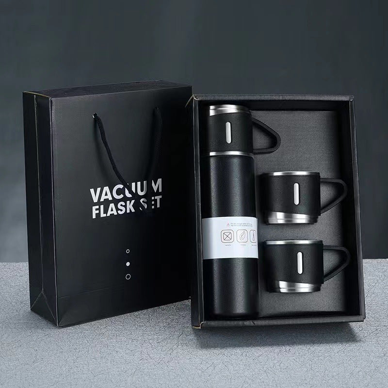 A cup of three-lid 500ml double-layer vacuum thermos cup