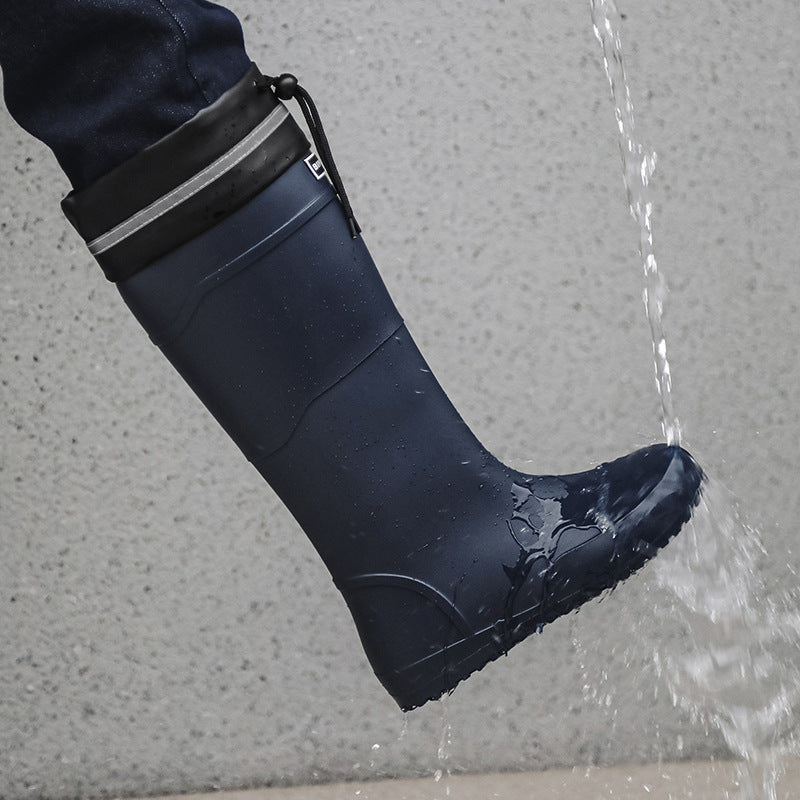 Wearing versatile non-slip rain boots