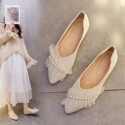 Pearl flat pointed shoes