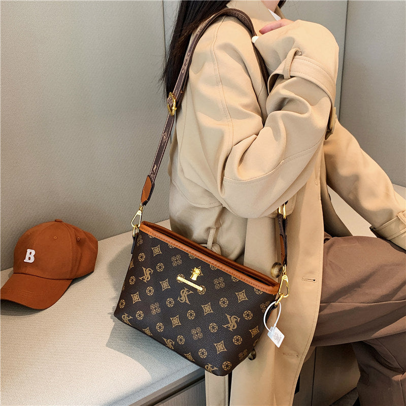 High-end fashion trendy messenger bag