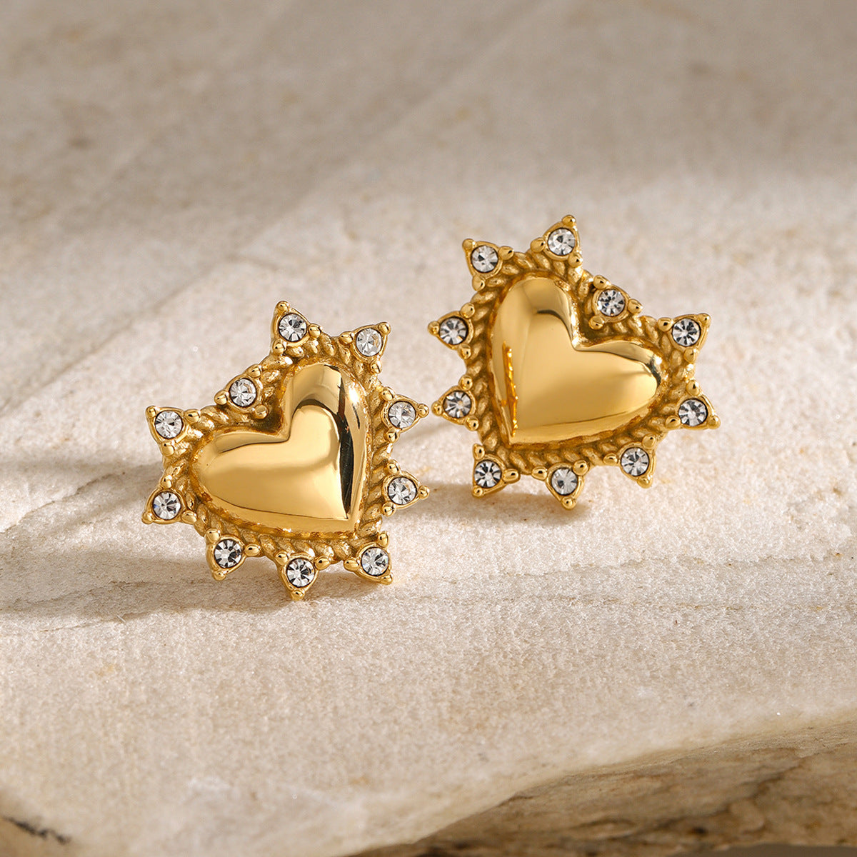 Pendientes de corazón de acero inoxidable en oro de 18 quilates con diamantes de imitación 