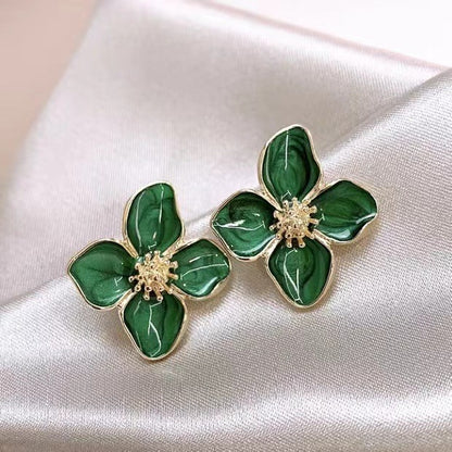 Four-leaf clover oil stud earrings are simple