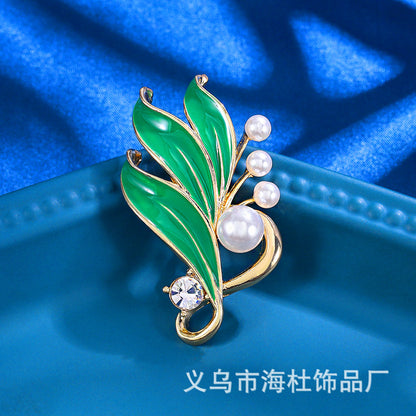 fashion Three-dimensional leaf pearl brooch