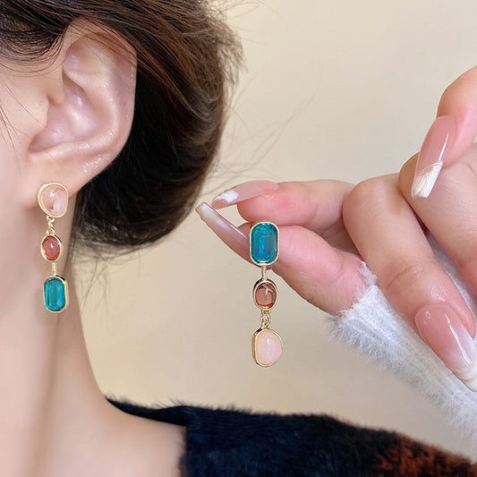 Pendientes de botón medievales de moda en contraste 