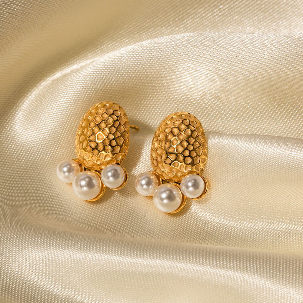 Hammered pearl stud earrings