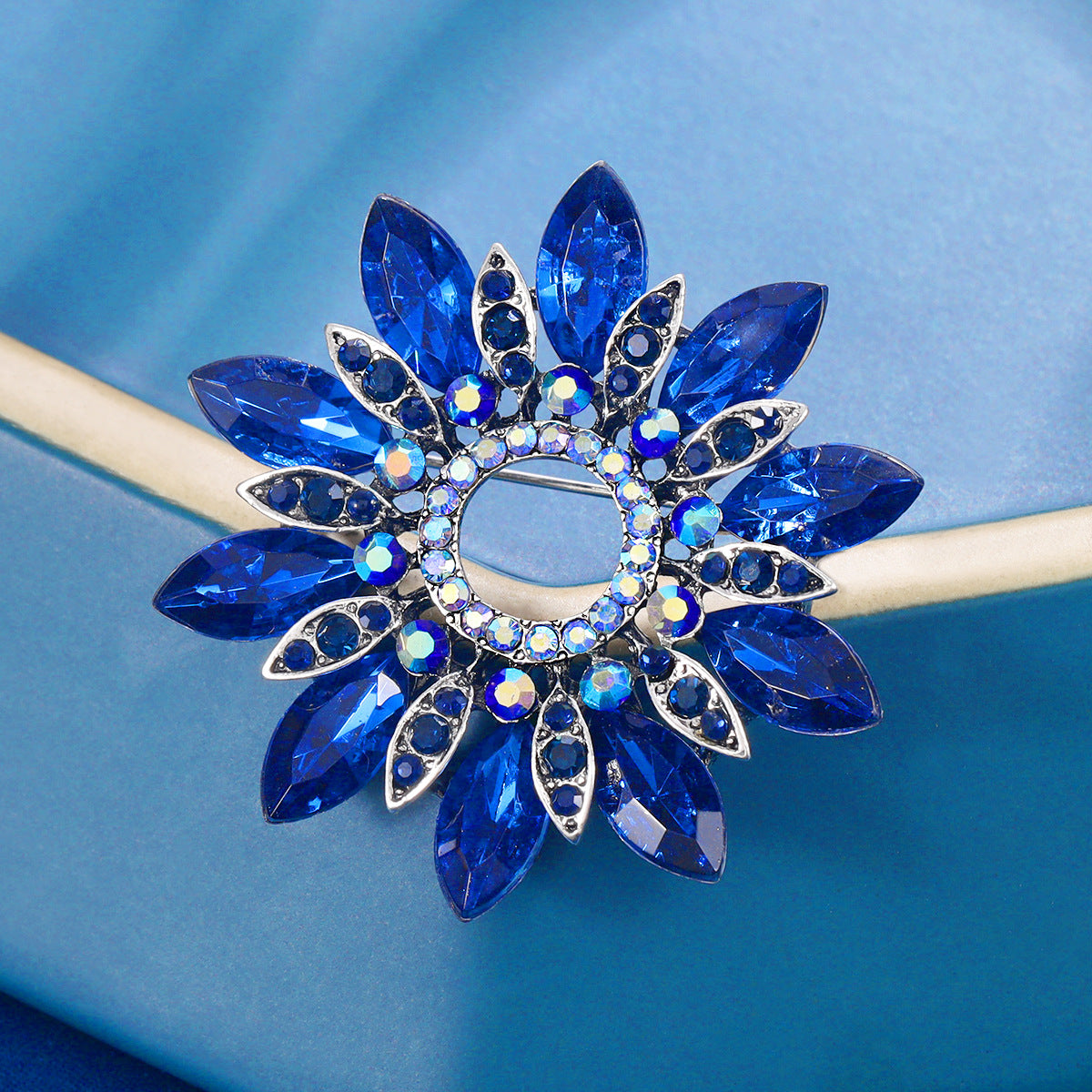 Fashion Crystal Brooch Pin Female