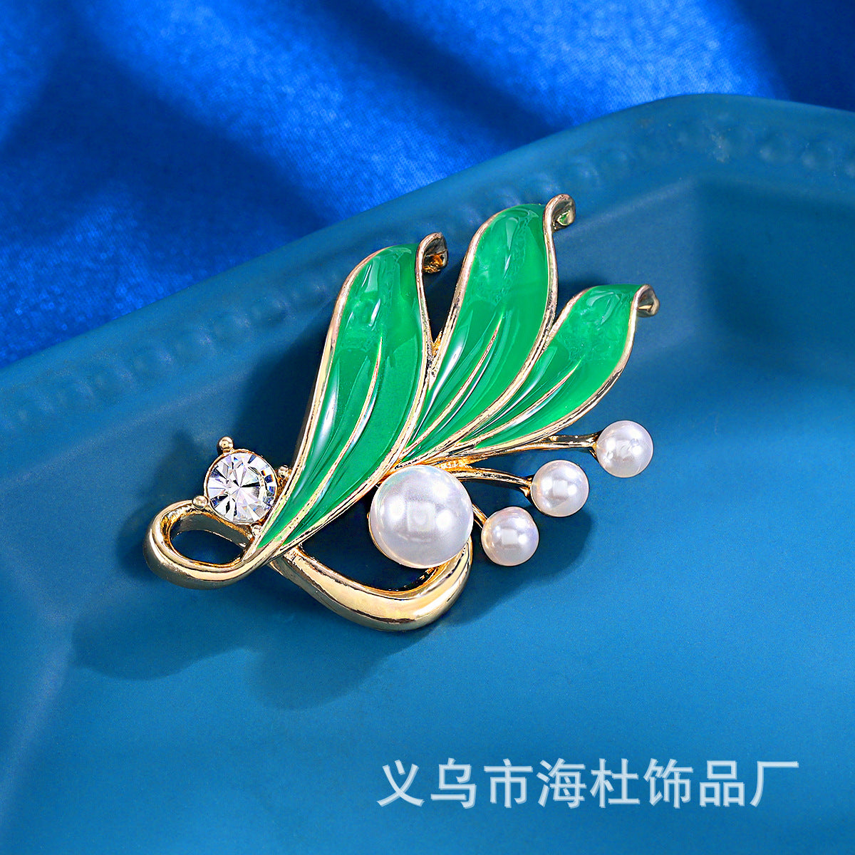 fashion Three-dimensional leaf pearl brooch