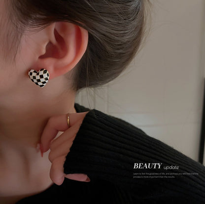 Oil drop checkerboard love stud earrings