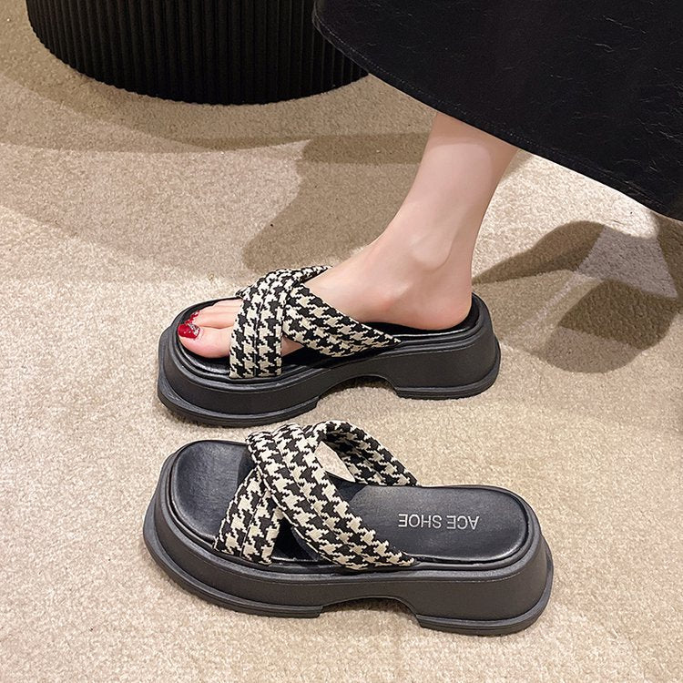 thick-soled crossed slippers