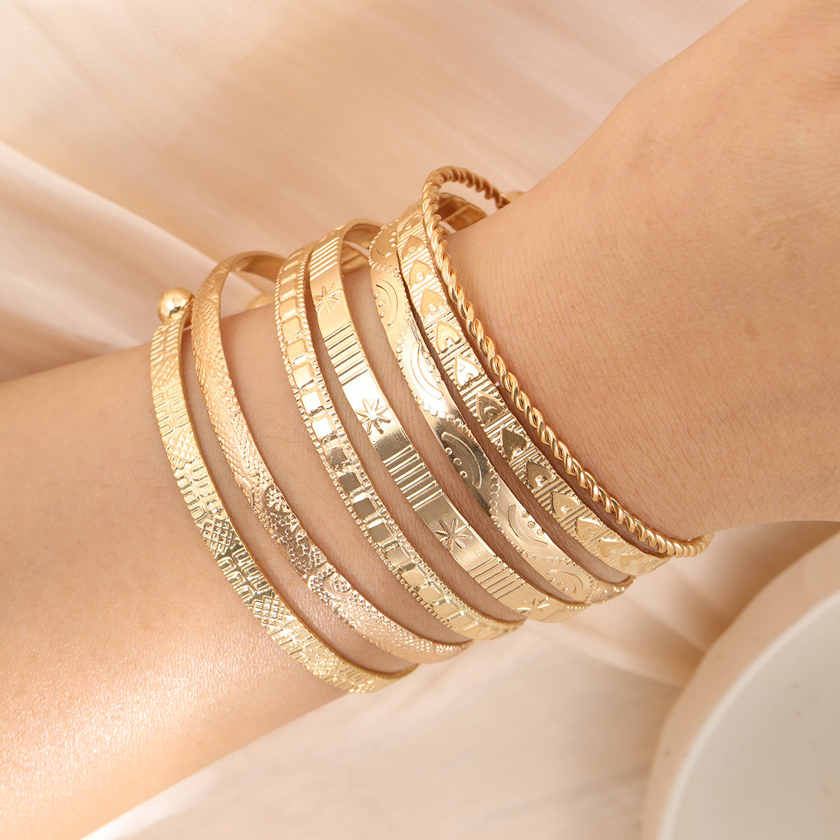 Women's multi-layered diamond pattern bracelet