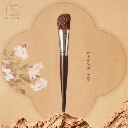 Black Sandalwood H38 Angled Contour Brush