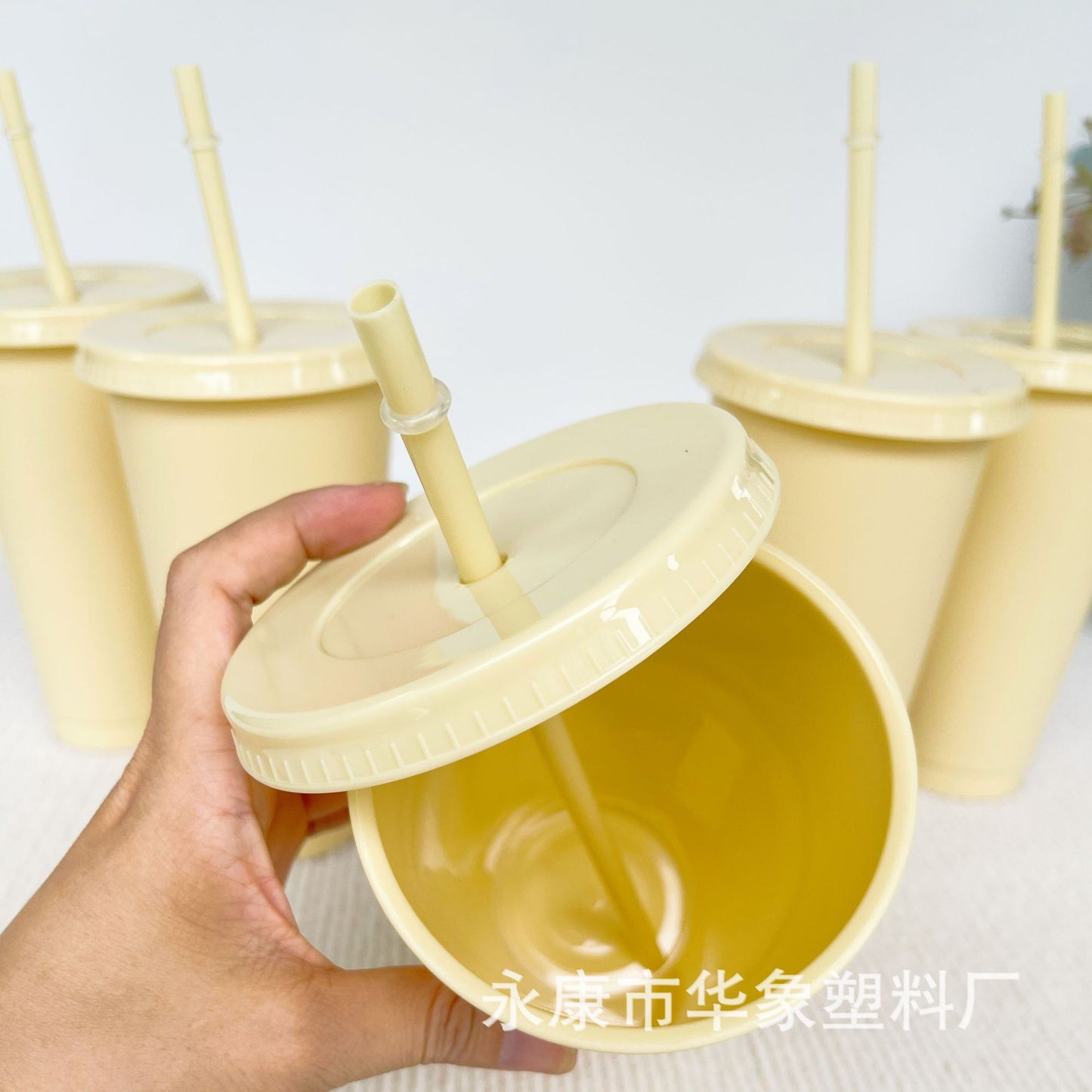 710Ml light yellow straw cup