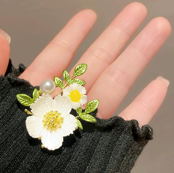 New little daisy brooch