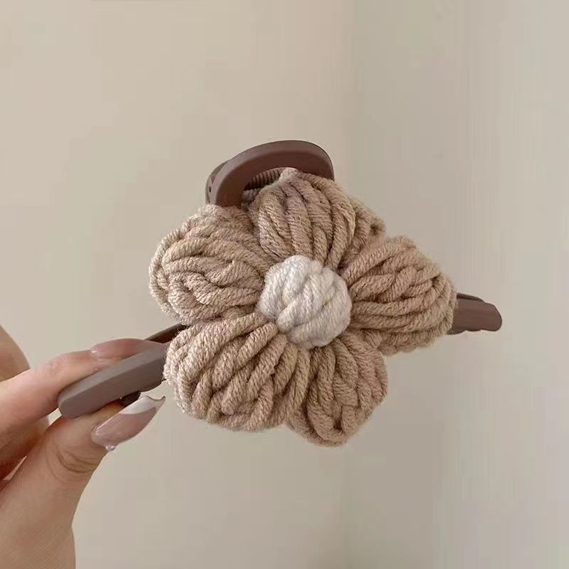 Autumn and winter temperament wool flower grab clip