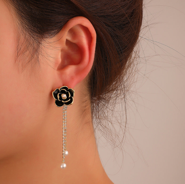 Pendientes de camelia negra con incrustaciones de diamantes para mujer 