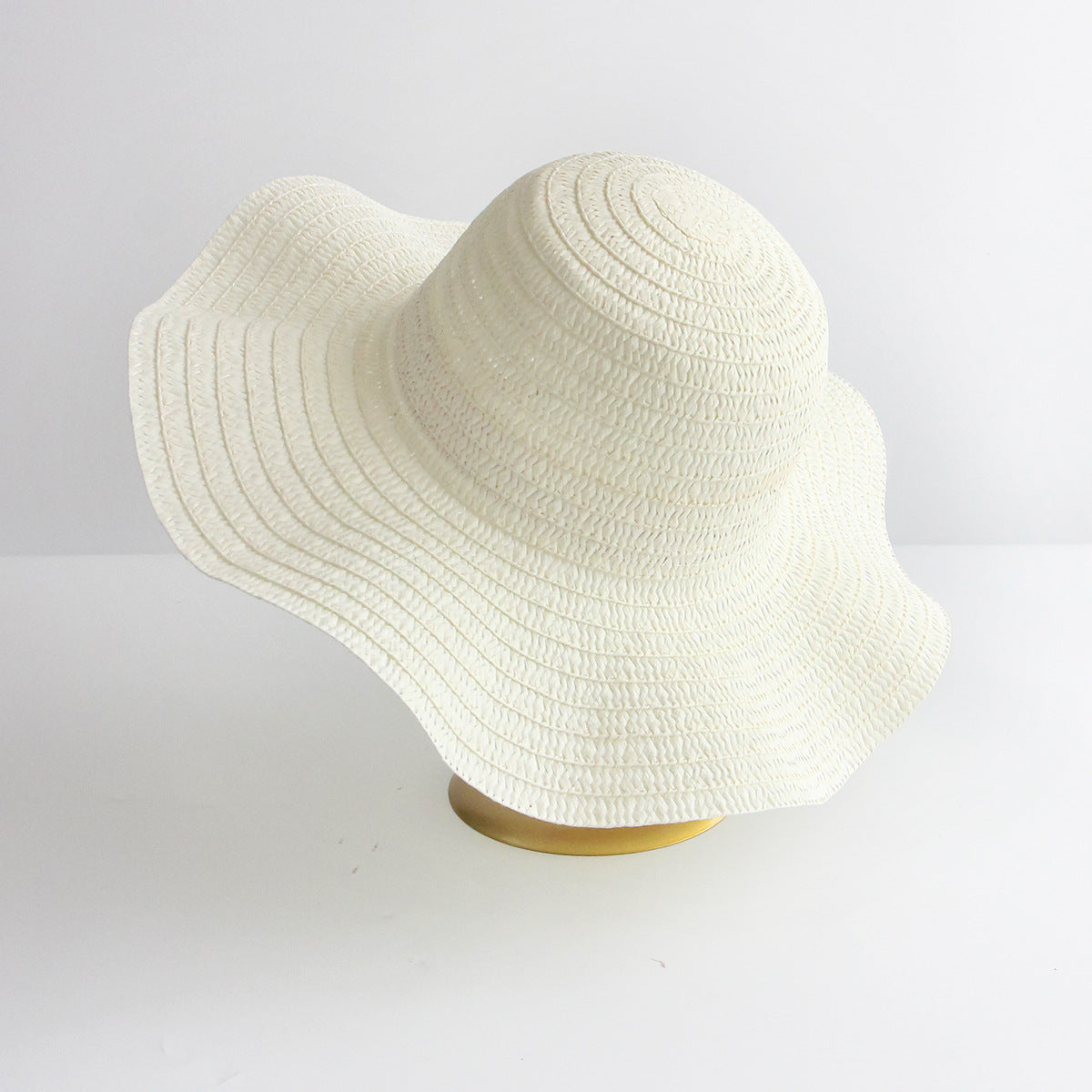 Sombrero de paja de ala plana para verano hecho a mano 