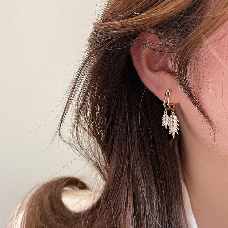 Wheat ears full of diamond earrings woman