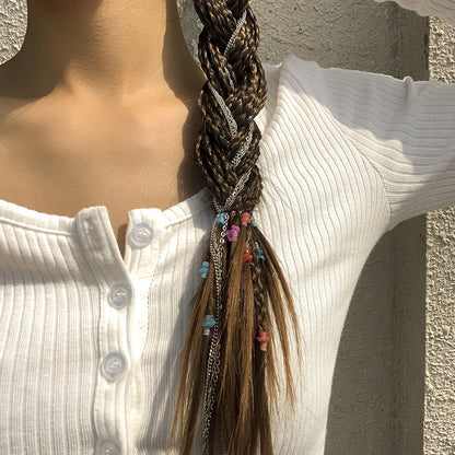 Tie the hair with a thin chain and clip the hair accessories on the side.