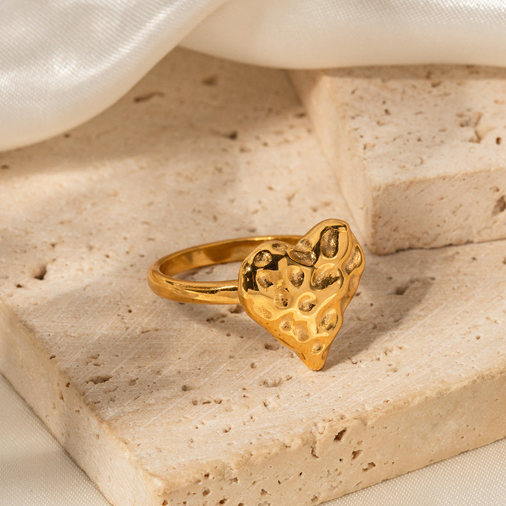 Rock pattern heart ring