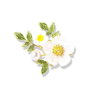 New little daisy brooch