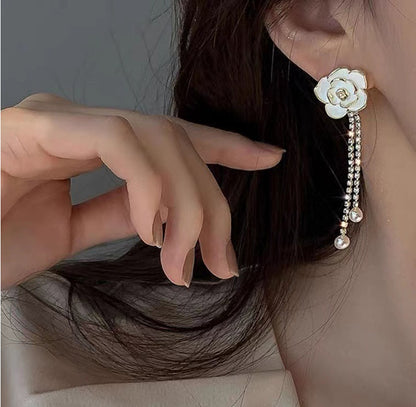 Pendientes de camelia negra con incrustaciones de diamantes para mujer 