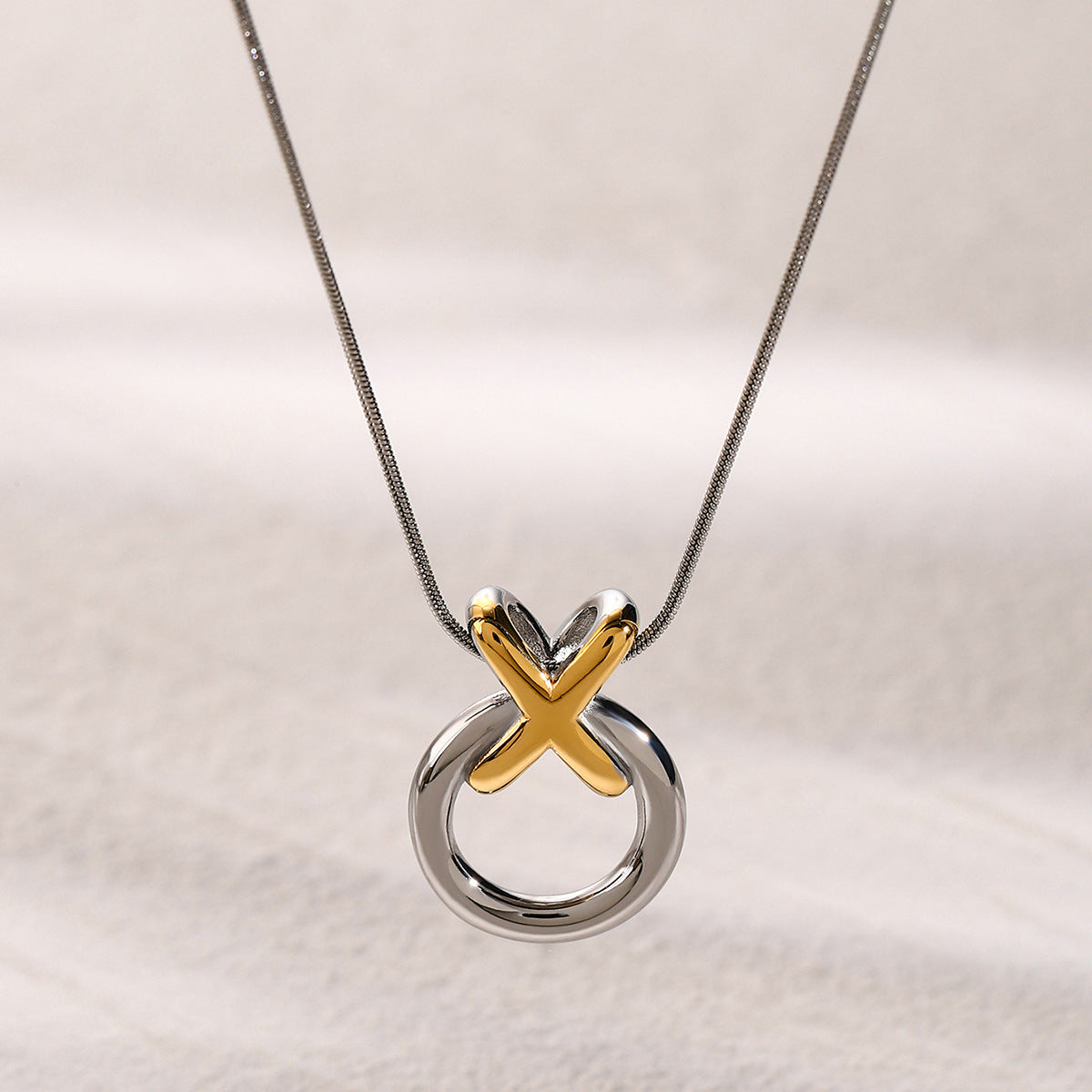 XO integrated pendant necklace