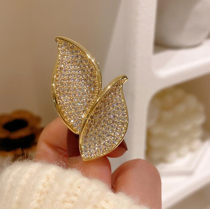 Newborn leaf brooch corsage