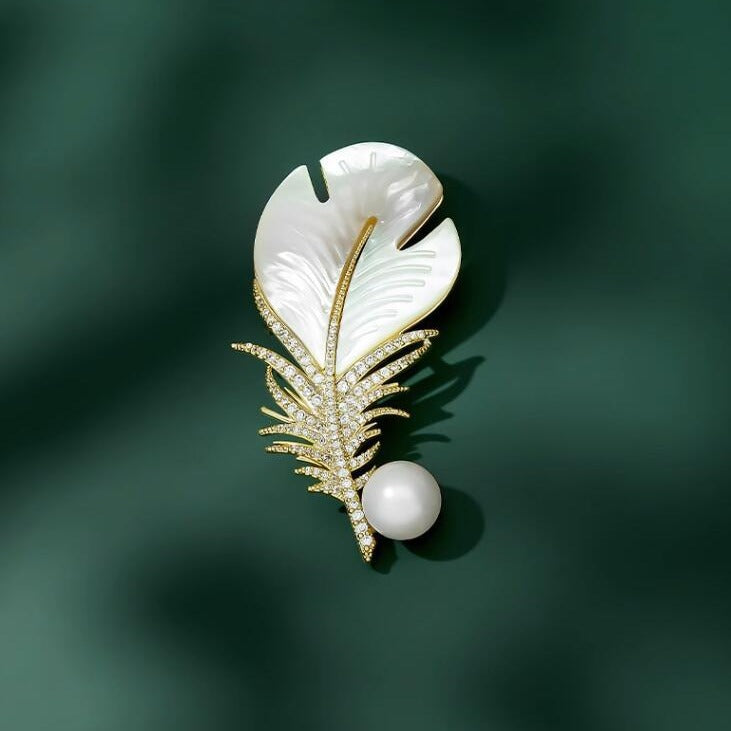 New feather brooch high-end