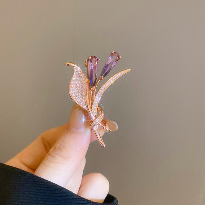 Purple corsage autumn and winter pin