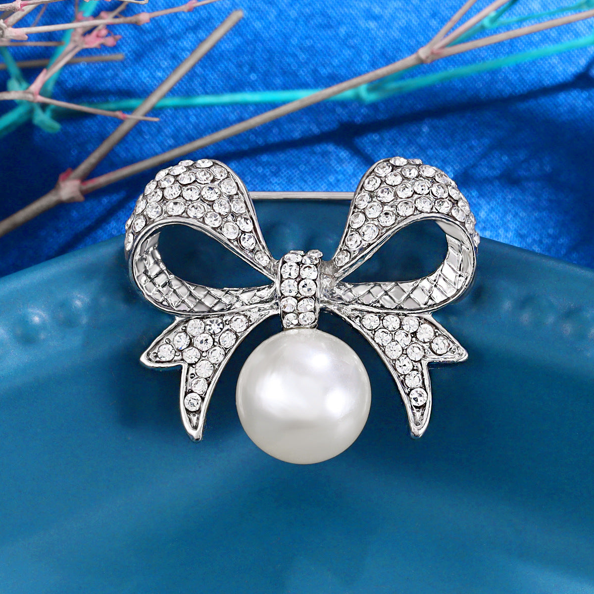 Bow pearl brooch