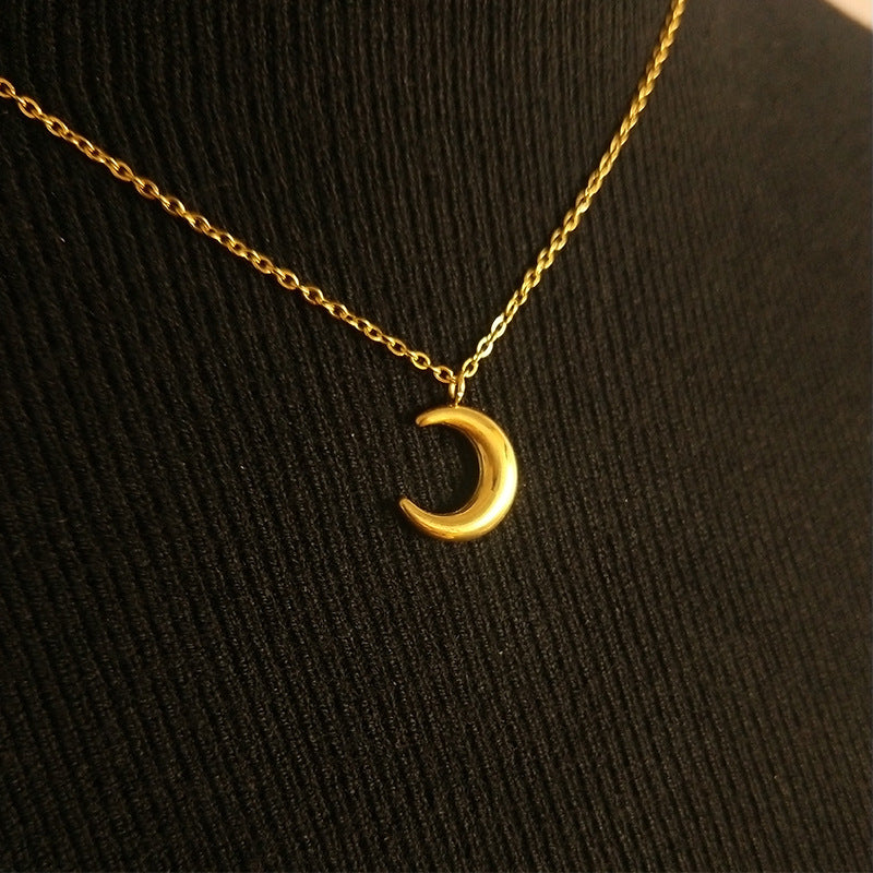 Three-dimensional moon necklace