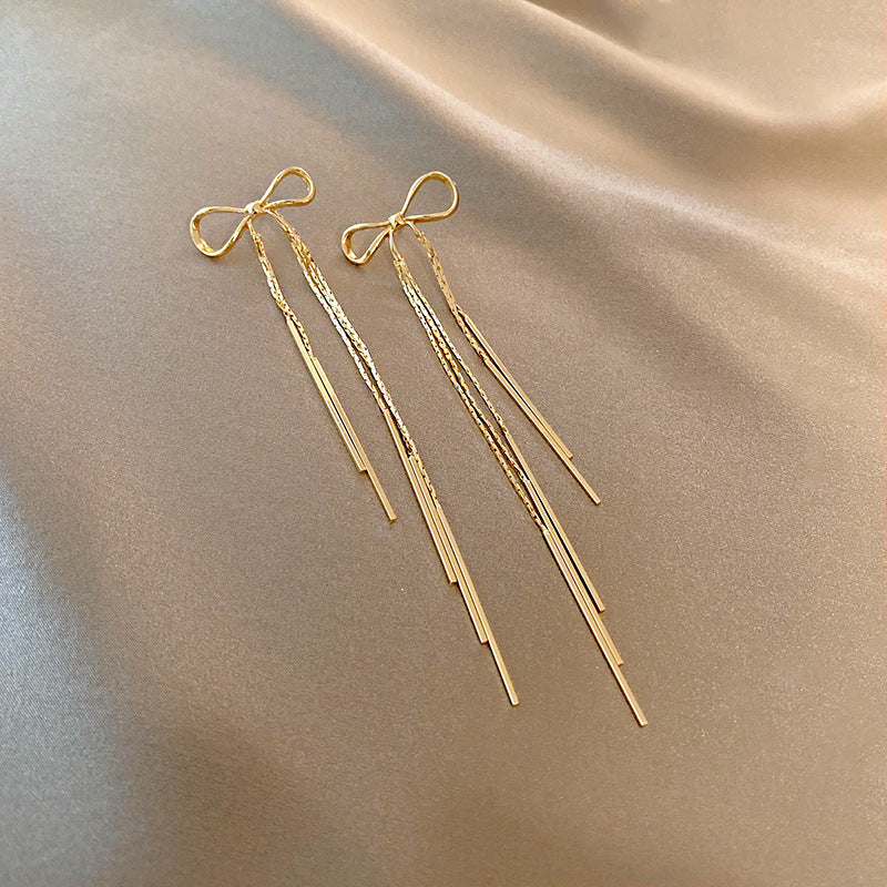 Metal extra long bow fringed earrings