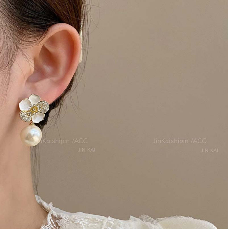 Pendientes con forma de flor de perla y circonitas goteantes 