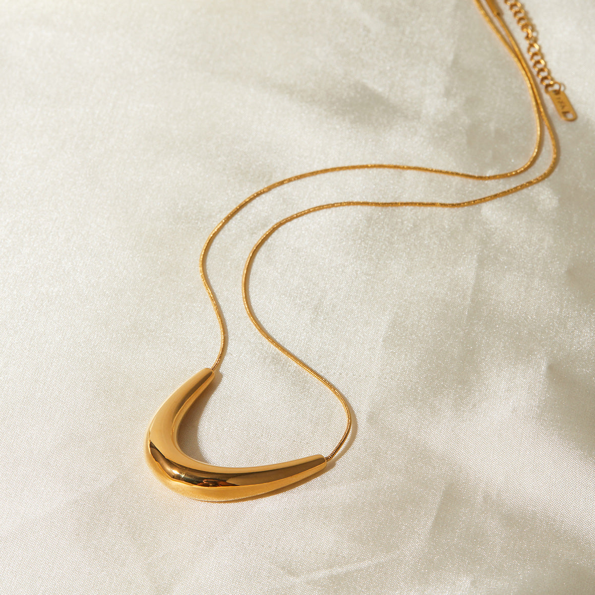 18k Gold Simple Smile Necklace