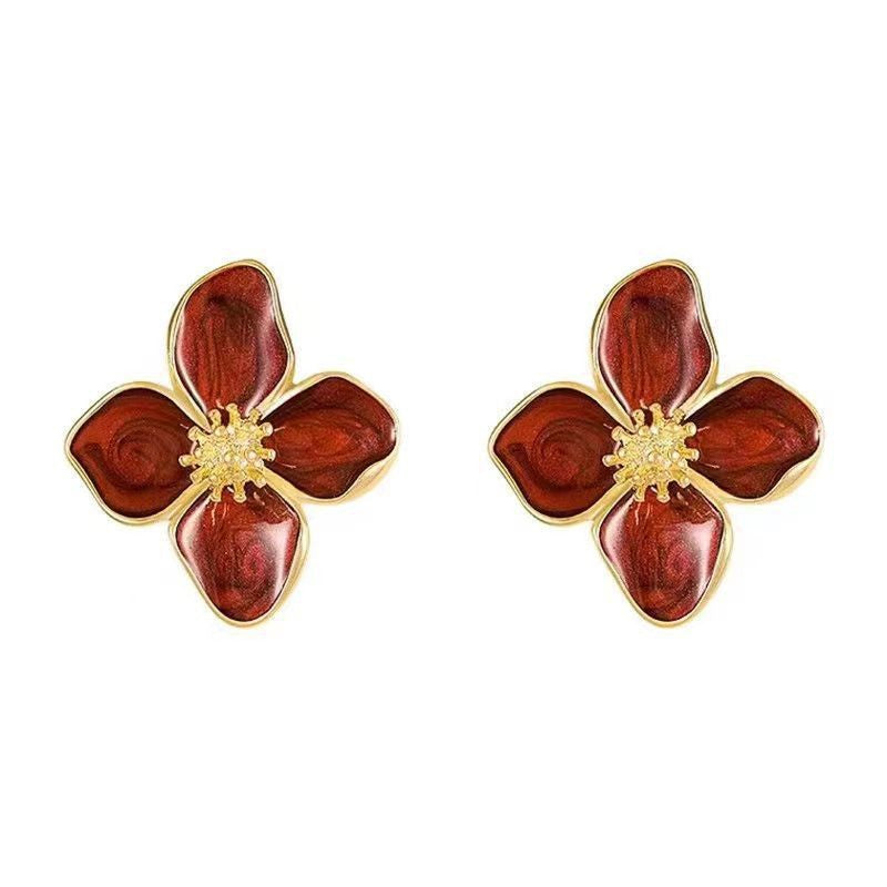 Four-leaf clover oil stud earrings are simple