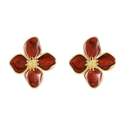 Four-leaf clover oil stud earrings are simple