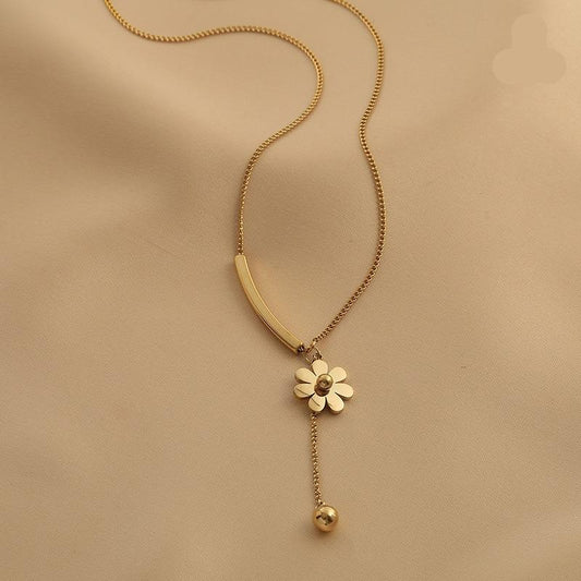 Little daisy necklace girl