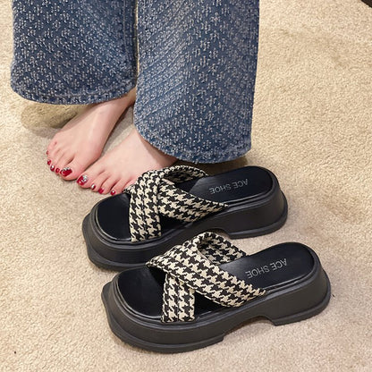 thick-soled crossed slippers