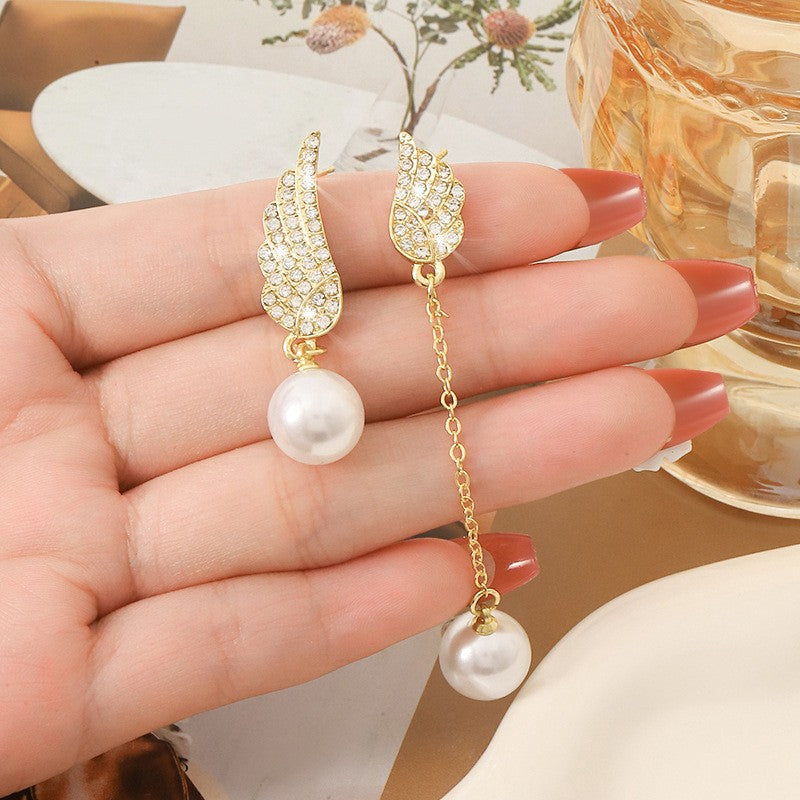 Pearl earrings, earrings, French style.