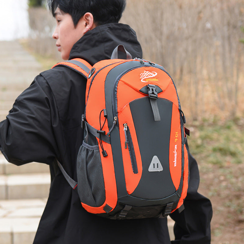 Large capacity mountaineering backpack